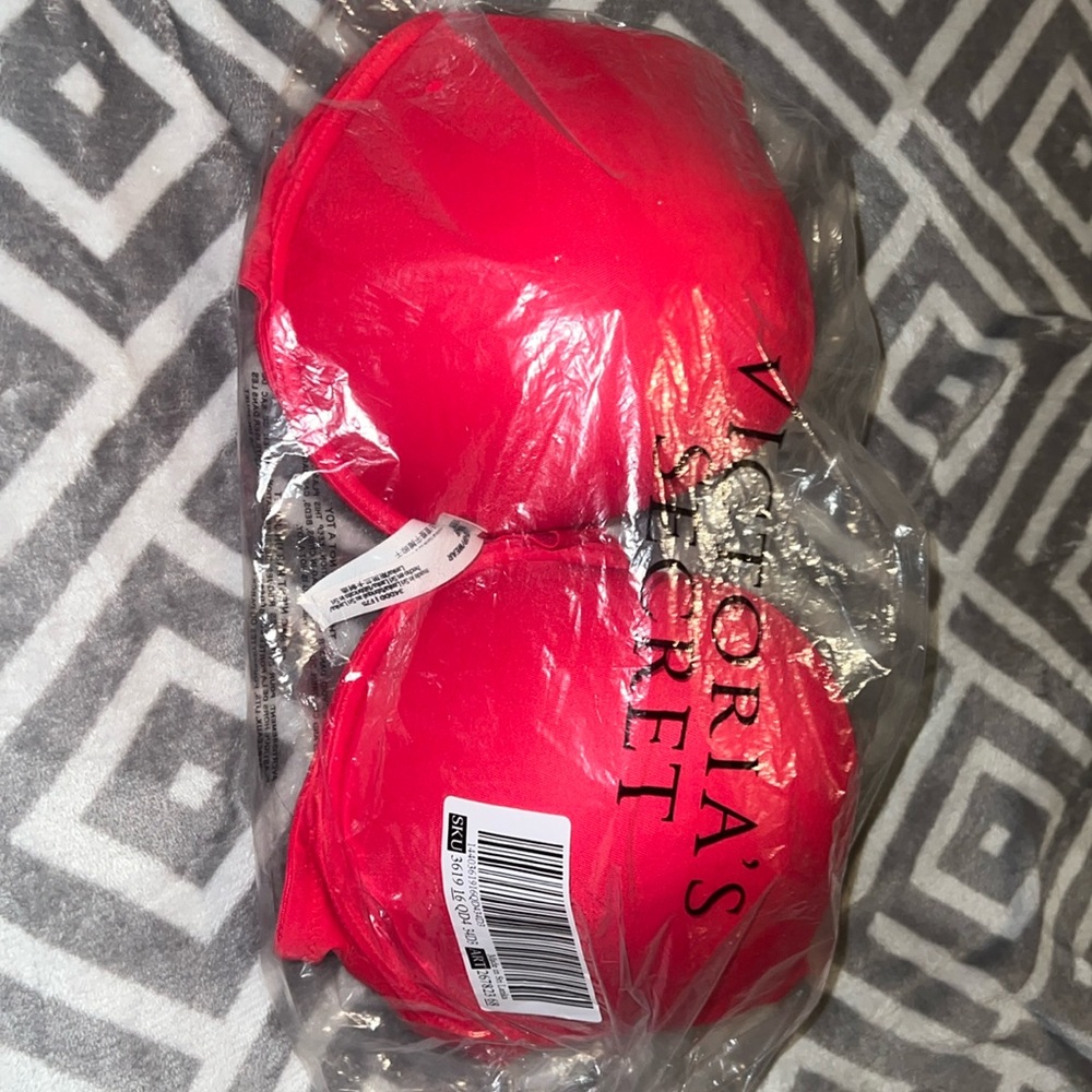 Brand new with tags Victoria’s Secret Wear Everywhere Push-up Bra